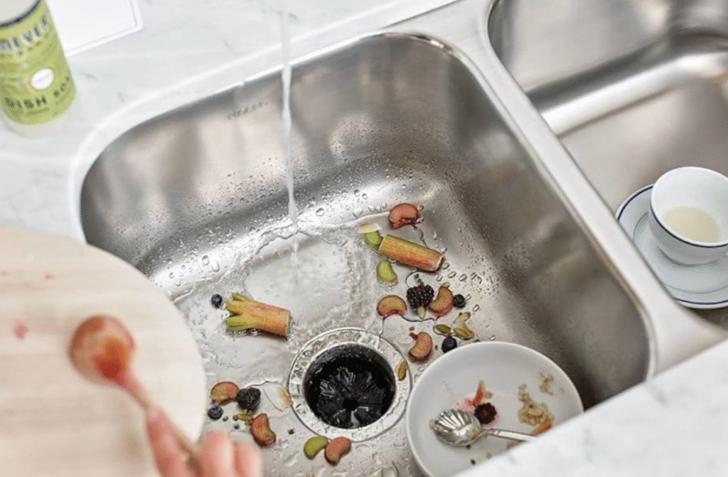 Cómo Destapar un Lavaplatos Obstruido